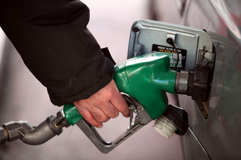בשורה לנהגים: מחיר הדלק יוזל ב-8 אגורות במרץ

