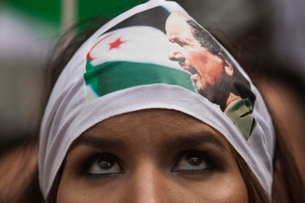 امرأة ترتدي شريطًا عليه صورة وعلم الأمين العام السابق لجبهة البوليساريو محمد عبد العزيز