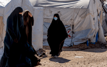 Des femmes marchent dans le camp de détention de Roj, dans le nord-est de la Syrie, le 9 février 2022.
