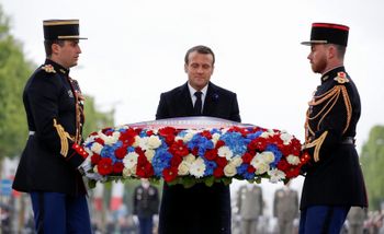 Le président français Emmanuel Macron assiste à une cérémonie marquant le 74e anniversaire de la victoire de la Seconde Guerre mondiale en Europe à l'Arc de Triomphe à Paris, le 8 mai 2019