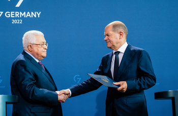 Le chancelier allemand Olaf Scholz et le président de l'AP Mahmoud Abbas se serrent la main lors d'une conférence de presse, à Berlin, en Allemagne, le 16 août 2022.