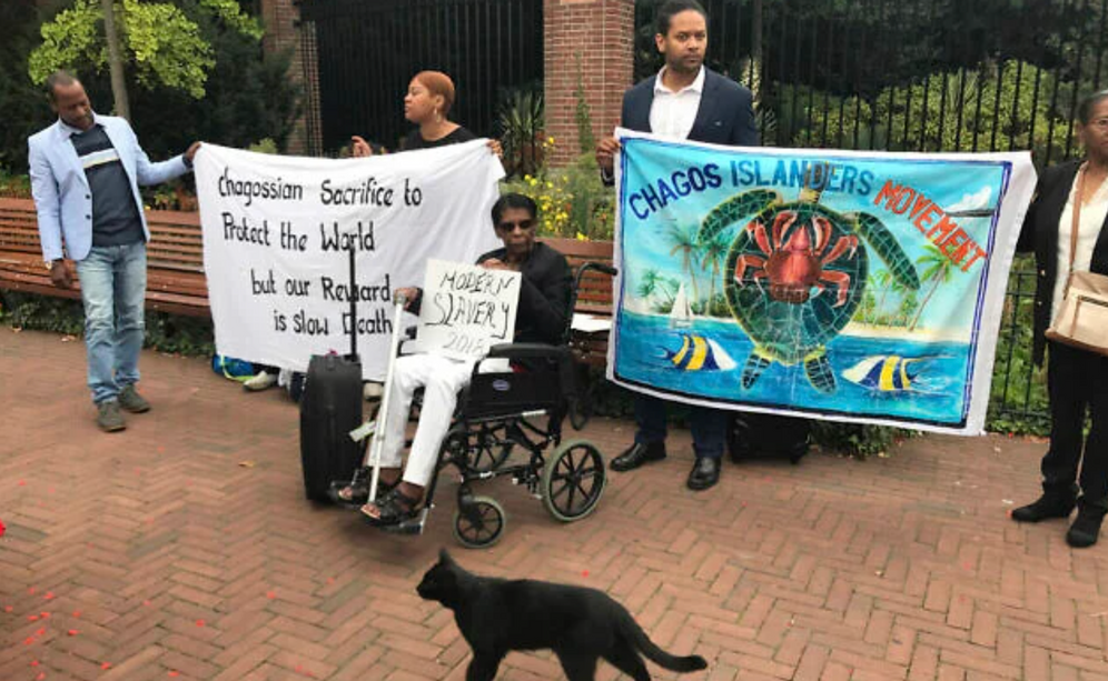 Des manifestants défendant les droits des habitants des îles Chagos brandissent des pancartes et des banderoles devant la Cour internationale de justice à La Haye, aux Pays-Bas, le 3 septembre 2018. 