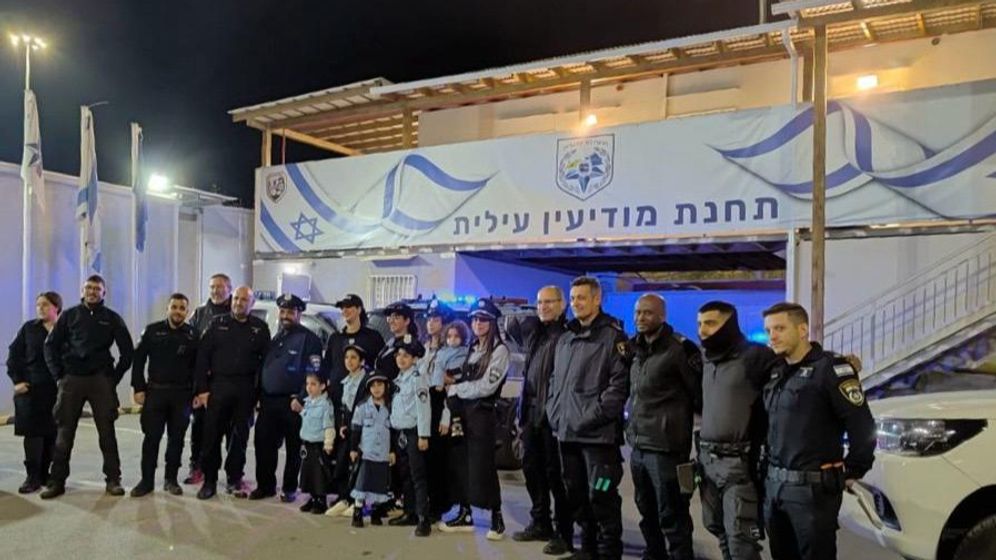 לפי סעיף 27א׳ בני המשפחה שהתחפשו לשוטרים מעניקים משלוח מנות בתחנה