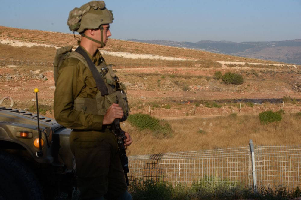 Soldat israélien à la frontière avec le Liban