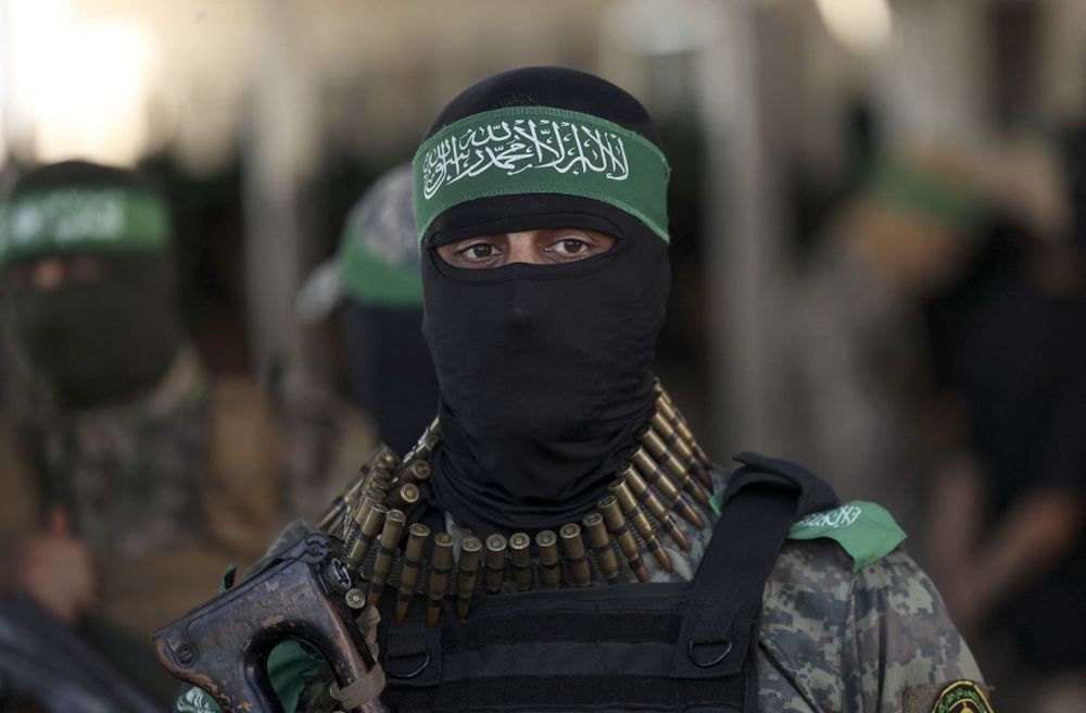 Des membres masqués des Brigades al-Qassam, la branche armée du Hamas, défilent lors d'un rassemblement dans la ville de Gaza, dans la bande de Gaza, le 20 juillet 2022