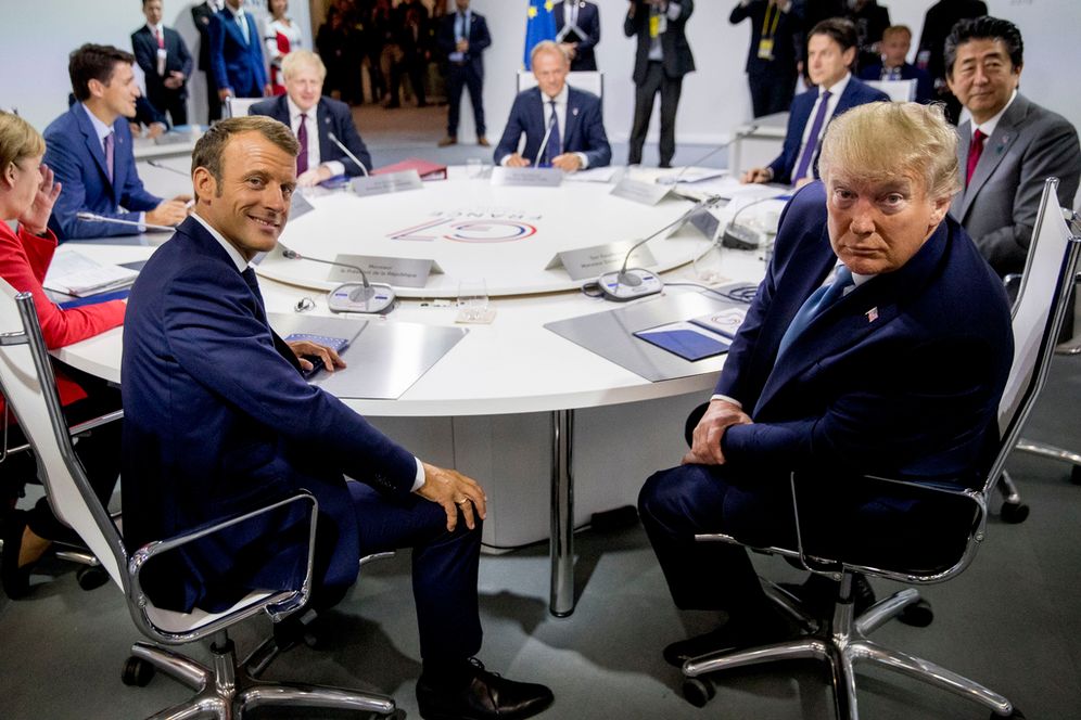 AP Photo/Andrew Harnik, Pool, File ملف – الرئيس الفرنسي إيمانويل ماكرون، يسار الوسط، والرئيس الأمريكي دونالد ترامب، يمين الوسط، يشاركان في جلسة عمل مجموعة السبع حول الاقتصاد العالمي والسياسة الخارجية والشؤون الأمنية. قمة مجموعة السبع في بياريتز، فرنسا، الأحد، 25 أغسطس 2019.