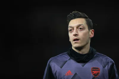 アーセナルのMesut Ozilは、2019年12月15日日曜日にロンドンのエミレーツスタジアムで行われるアーセナルとマンチェスターシティのイングランドプレミアリーグサッカーの試合前にウォームアップします。