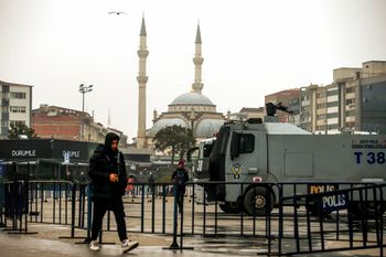 مسؤول أمني يقف أمام محكمة إسطنبول