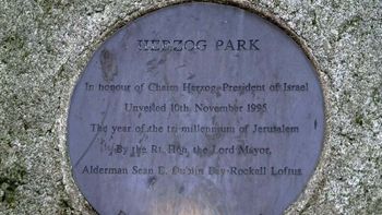 Plaque installée au parc Haim Herzog à Dublin 