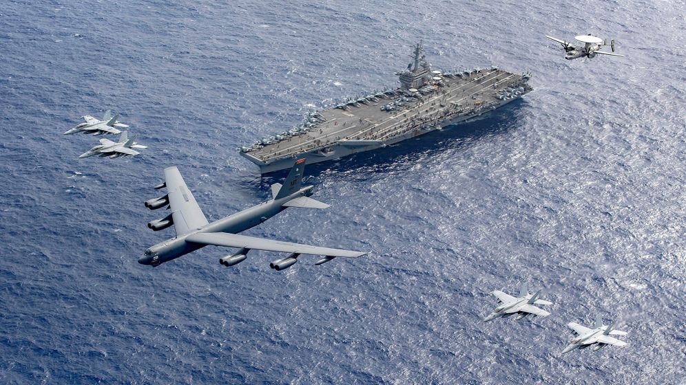 Navy Petty Officer 1st Class Thomas Gooley נושאת המטוסים רוזוולט לצד מטוס B-52