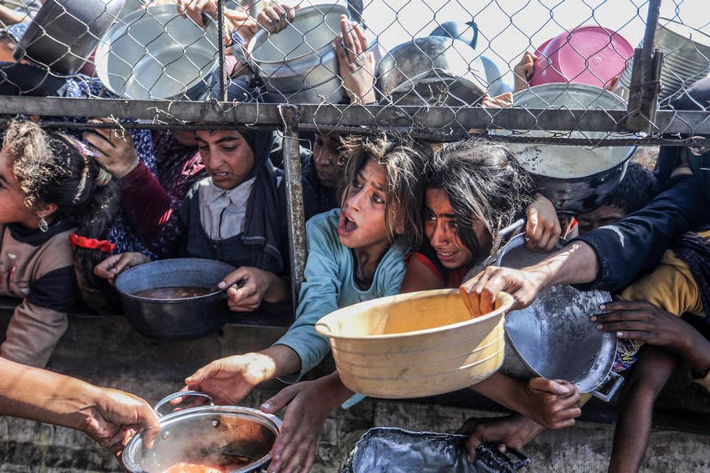 Gazaouis attendant une distribution d'aide alimentaire