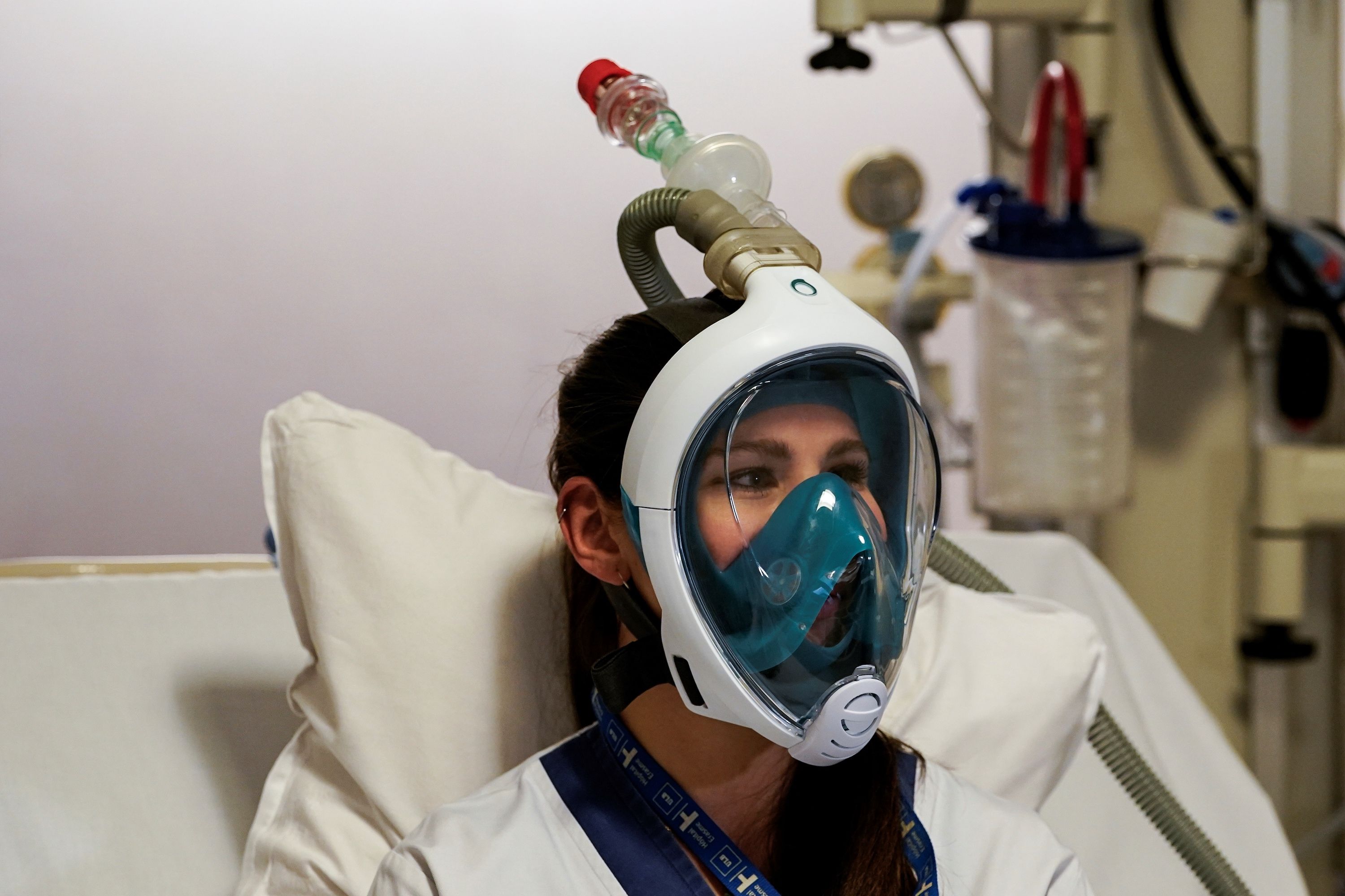Маска дышать кислородом. Кислородная маска ИВЛ. Кислородная маска в реанимации. Человек в кислородной маске.