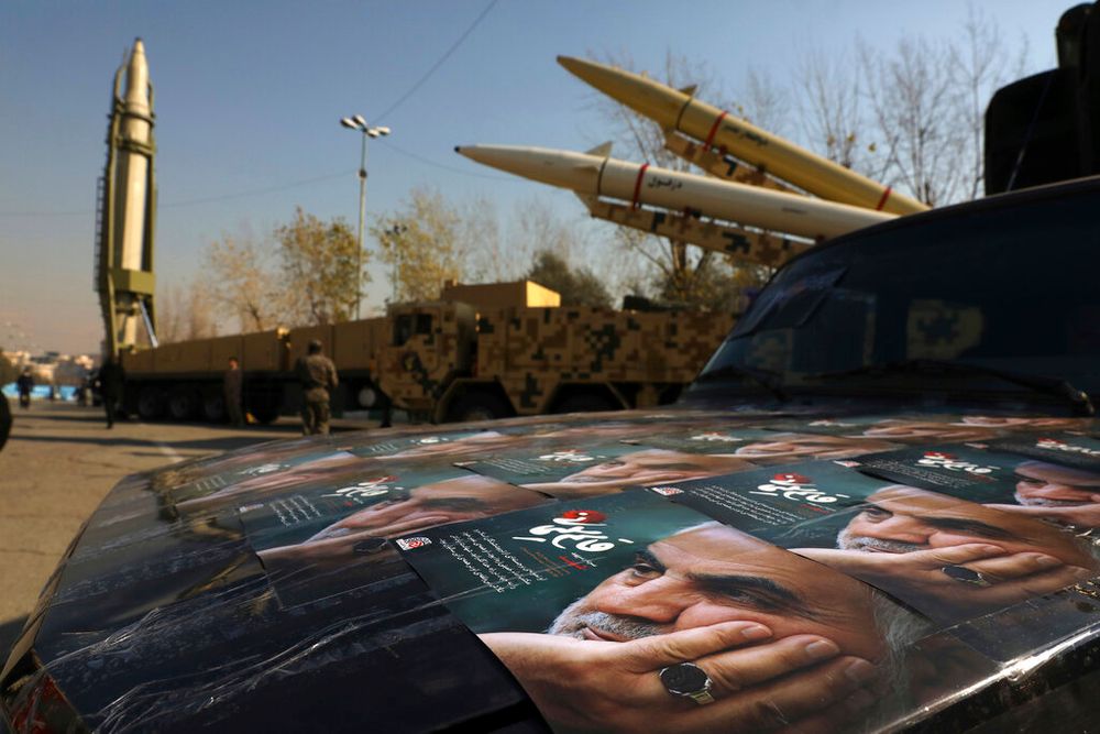 Affiches du général iranien Qassem Soleimani devant des missiles lors d'une exposition à Téhéran (Iran).