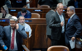 Le Premier ministre Benjamin Netanyahou (à droite) s'entretient avec le ministre de la Défense Yoav Gallant à la Knesset, le 24 juillet 2023. À gauche, Itamar Ben Gvir