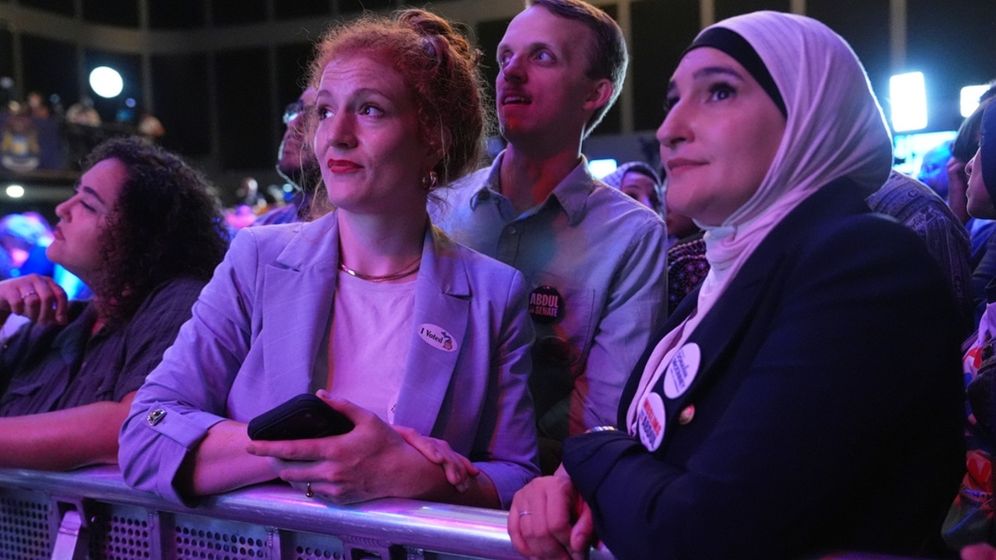 AP הפעילה האנטי ישראלית לינדה סרסור (ימין) ומשתתפים ממתינים לתוצאות הבחירות במהלך אירוע ליל הפריימריז של עבדול אל-סייד, מועמד פרוגרסיבי לסנאט מטעם המפלגה הדמוקרטית