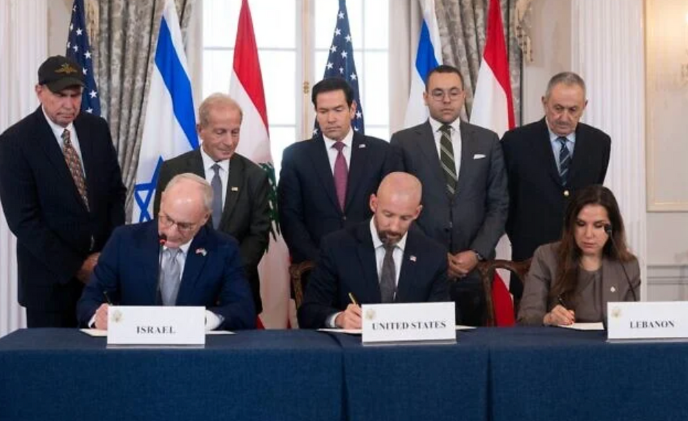 Le secrétaire d'État américain Marco Rubio assiste, aux côtés d'autres responsables, à la signature de l'accord-cadre par l'ambassadeur d'Israël aux États-Unis, Yechiel Leiter, son conseiller Dan Holler, et l'ambassadrice du Liban aux États-Unis, Nada Hamadeh, au département d'État à Washington, le vendredi 26 juin 2026. 