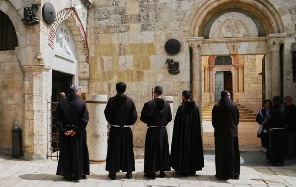 Des membres du clergé catholique participent à une procession du Vendredi saint le long de la Via Dolorosa, dans la Vieille Ville de Jérusalem, le 3 avril 2026.