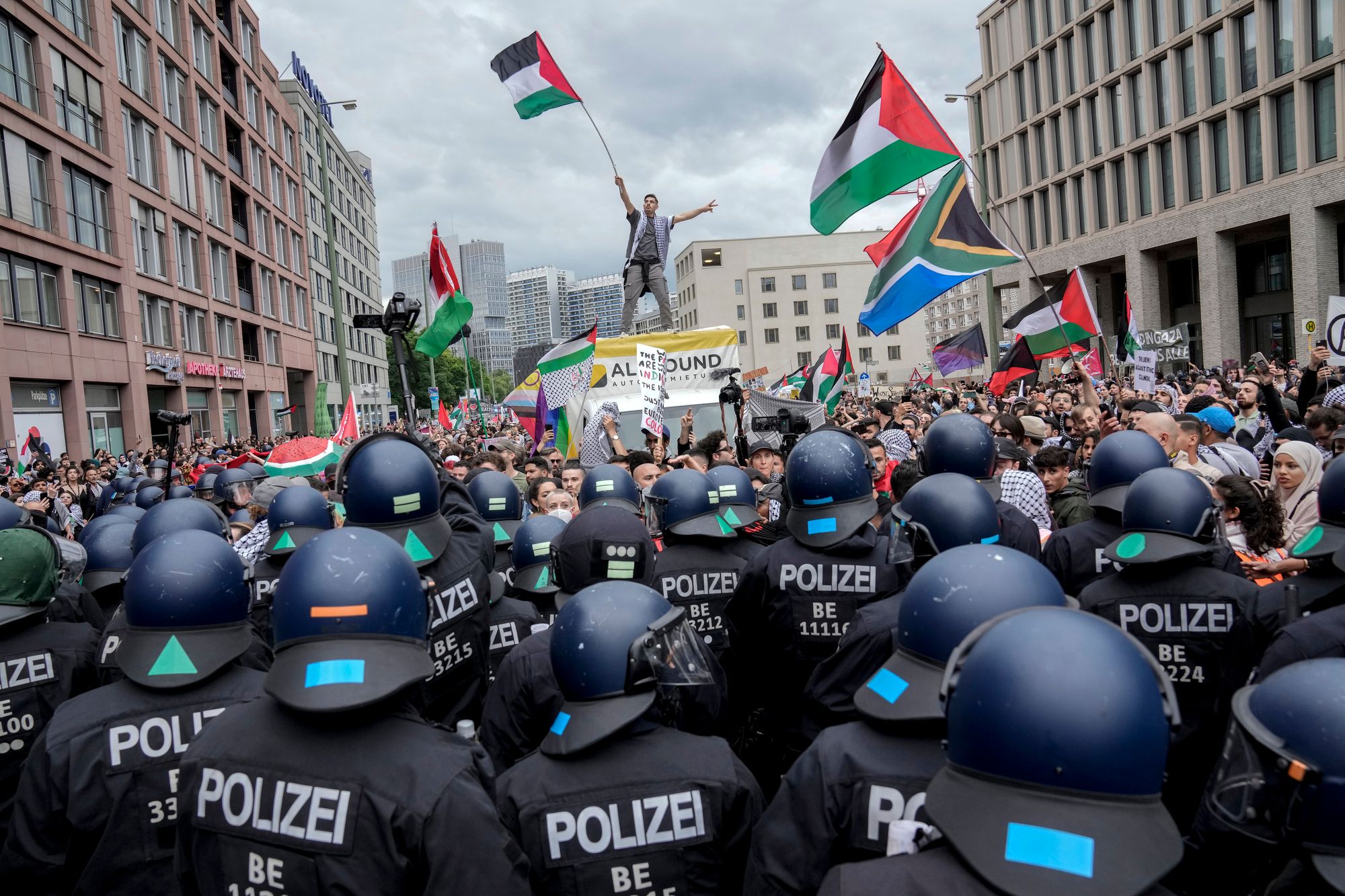 Mass Antisemitic Rally In Front Of Munich Synagogue Calls For Israel's Eradication - Vimarsana News