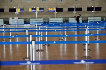 Les comptoirs d'enregistrement vides à l'aéroport Ben Gourion, en Israël, le 8 mars 2020