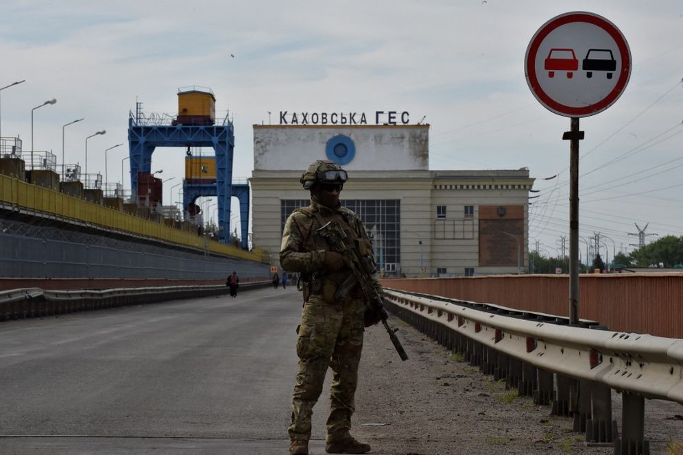 A Russian serviceman standing guard near the Kakhovka Hydroelectric Power Plant in Nova Kakhovka, Ukraine, on May 20, 2022.