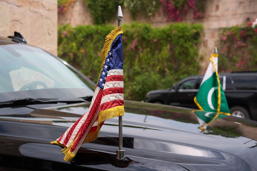 العلم الباكستاني والعلم الأمريكي