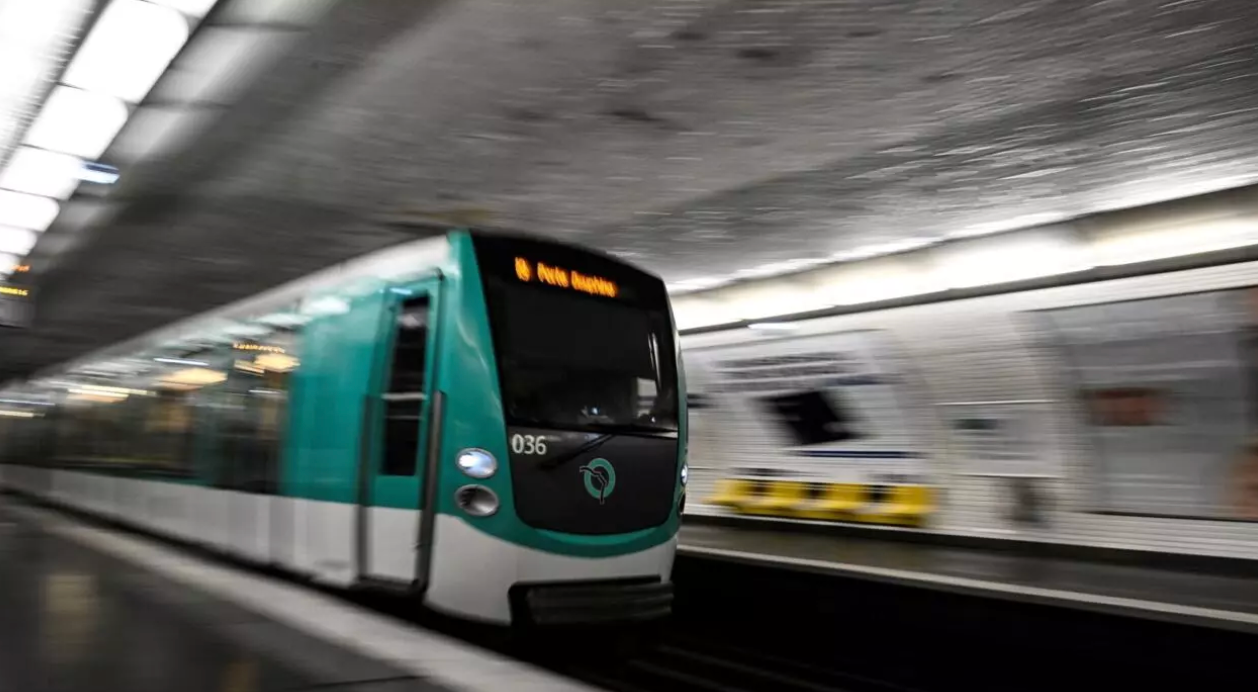 Trois femmes poignardées dans le métro parisien : un suspect en situation irrégulière arrêté