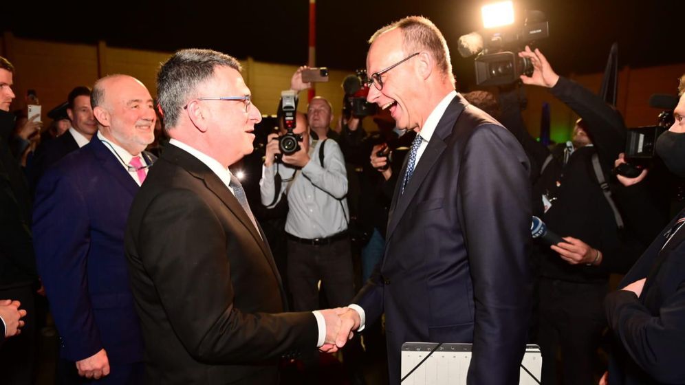 Israeli Foreign Minister Gideon Sa'ar (L) welcomes German Chancellor Friedrich Merz