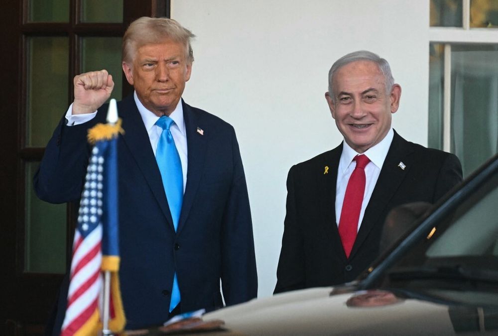 Le président américain Donald Trump accueille le Premier ministre israélien Benjamin Netanyahou à son arrivée au portique nord de la Maison Blanche, le 4 février 2025