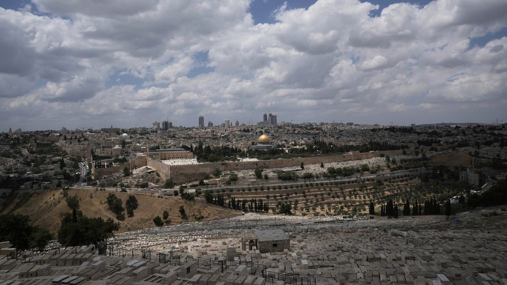 Associated Press תצפית על הר הבית והעיר העתיקה של ירושלים מהר הזיתים