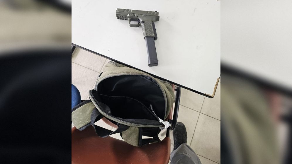 Un élève d'une école spécialisée est arrivé à l'école avec une arme à feu dans son sac à dos et a été placé en garde à vue pour être interrogé

