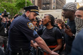 Des manifestants se rassemblent devant la bibliothèque Butler de l'Université Columbia le 7 mai 2025 à New York