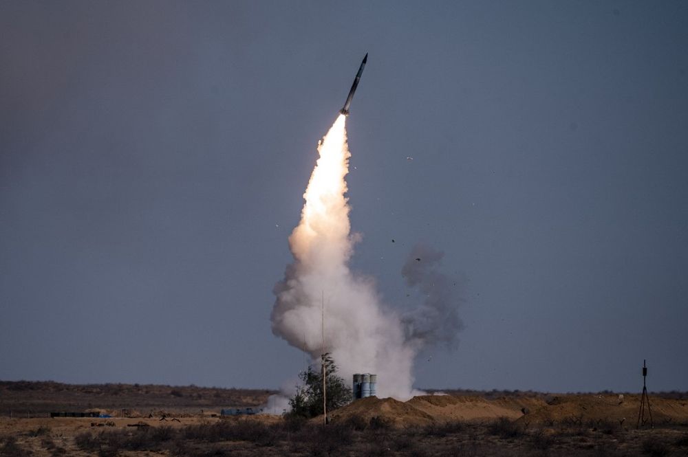 إطلاق صاروخ من منظومة صواريخ إس -400 على قاعدة أشولوك العسكريّة في جنوب روسيا، 22 أيلول، 2020، خلال التدريبات العسكريّة
