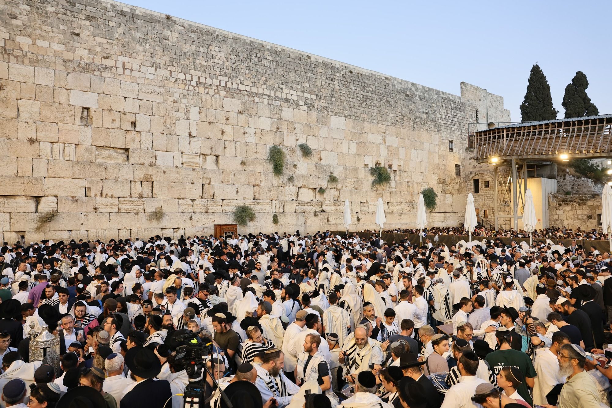 Des milliers de fidèles réunis au mur des Lamentations pour Ticha BeAv