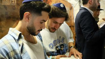 תפילה בכותל המערבי בהשתתפות שורדי שבי ולמען החזרת החטופים בערב יום הכיפורים תשפ״ו