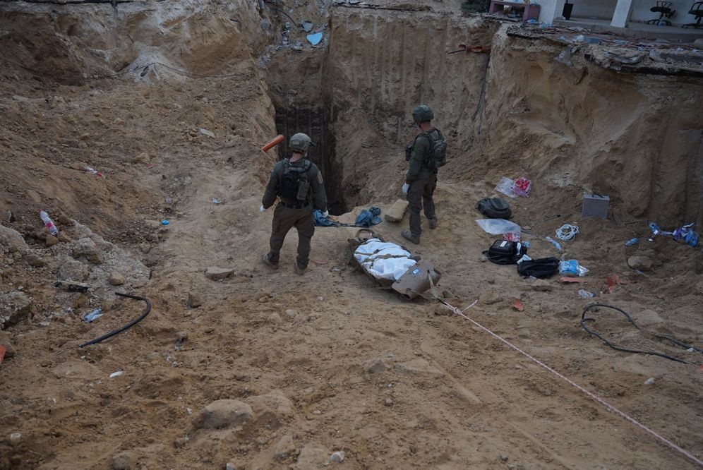 IDF spokesperson إخراج الجثث من عمق المنشأة التحت أرضية في المستشفى الأوروبي بخان يونس حيث تم القضاء على محمد السنوار.
