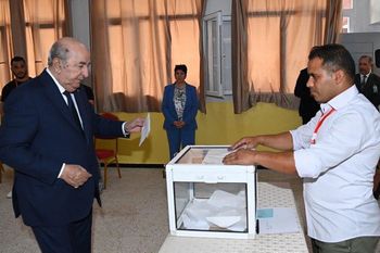 صورة نشرتها صفحة الرئاسة الجزائرية على فيسبوك، تظهر الرئيس الجزائري الحالي عبد المجيد تبون وهو يدلي بصوته في الجزائر العاصمة في 7 سبتمبر 2024.