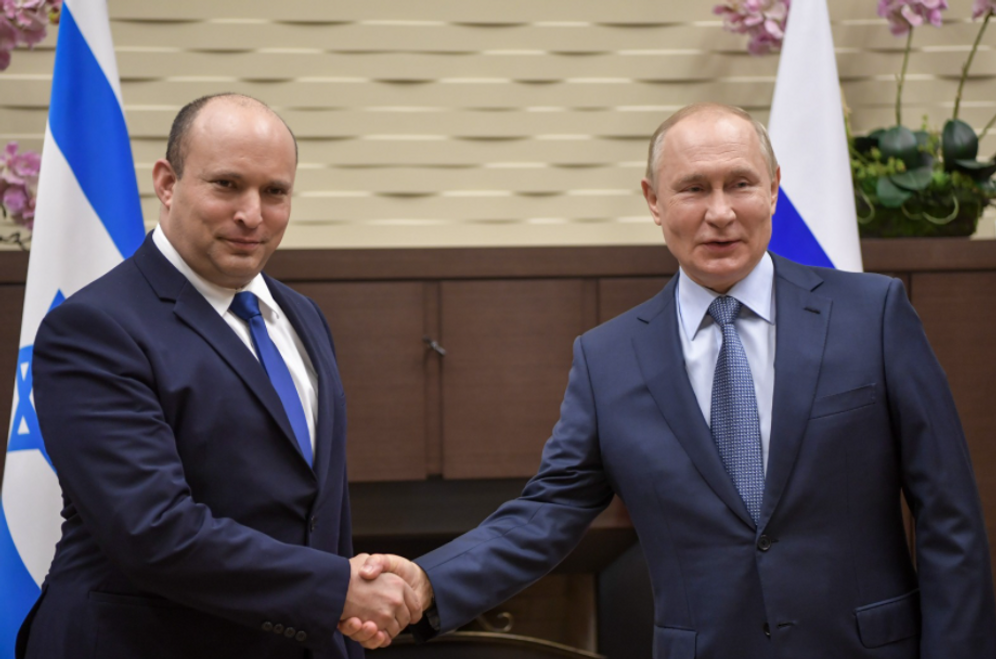 L'ancien Premier ministre israélien Naftali Bennett et le président russe Vladimir Poutine
