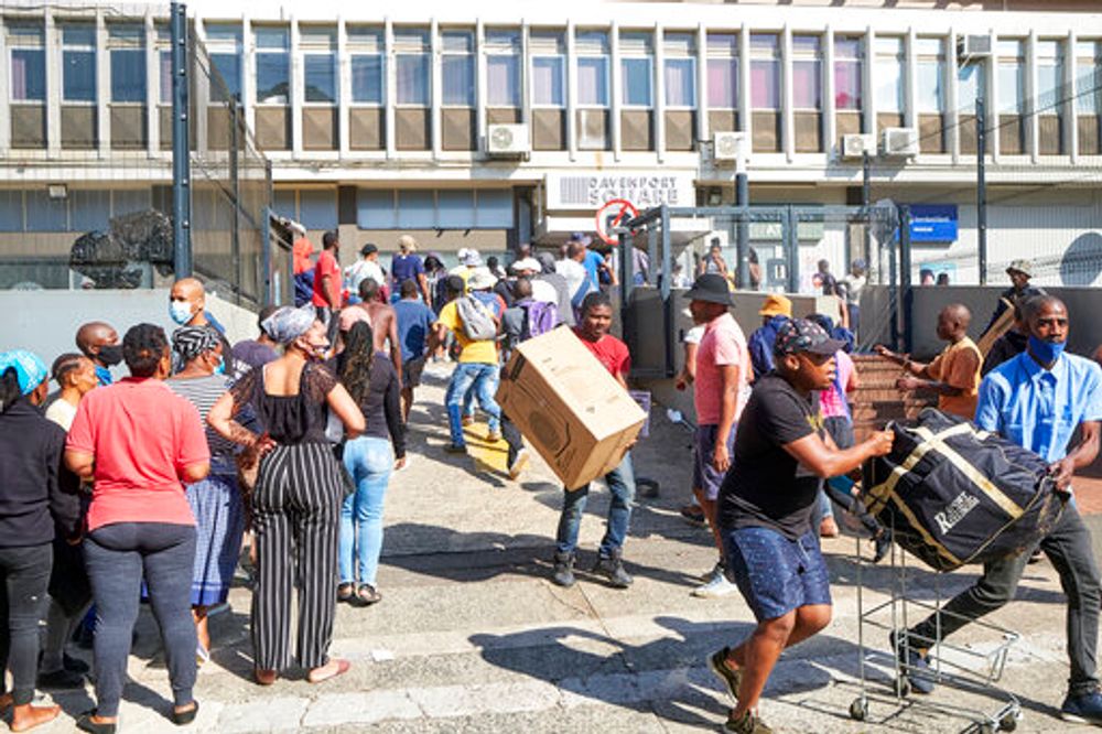 اشخاص يسرقون البضائع في متجر في ديربان ، جنوب أفريقيا ، الاثنين 12 يوليو 2021