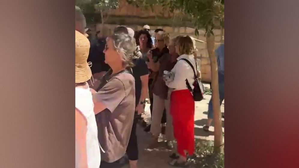 שלומי הלר / i24NEWS לקוחות ממתינים בסמוך לבית הקפה "בסמטה" בירושלים, ארכיון