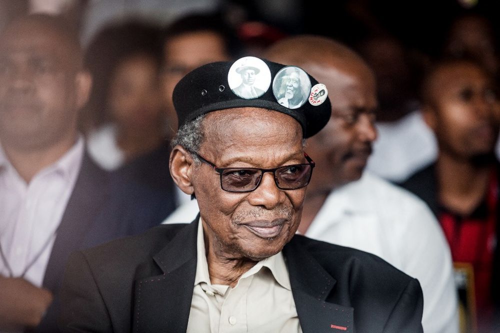 (FILES) Inkatha Freedom Party (IFP) leader Chief Mangosuthu Buthelezi, South Africa's fourth largest opposition political party.