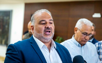 Le leader du parti Ra'am, le député Mansour Abbas, fait une déclaration à la presse à la Knesset, le 11 mai 2022.