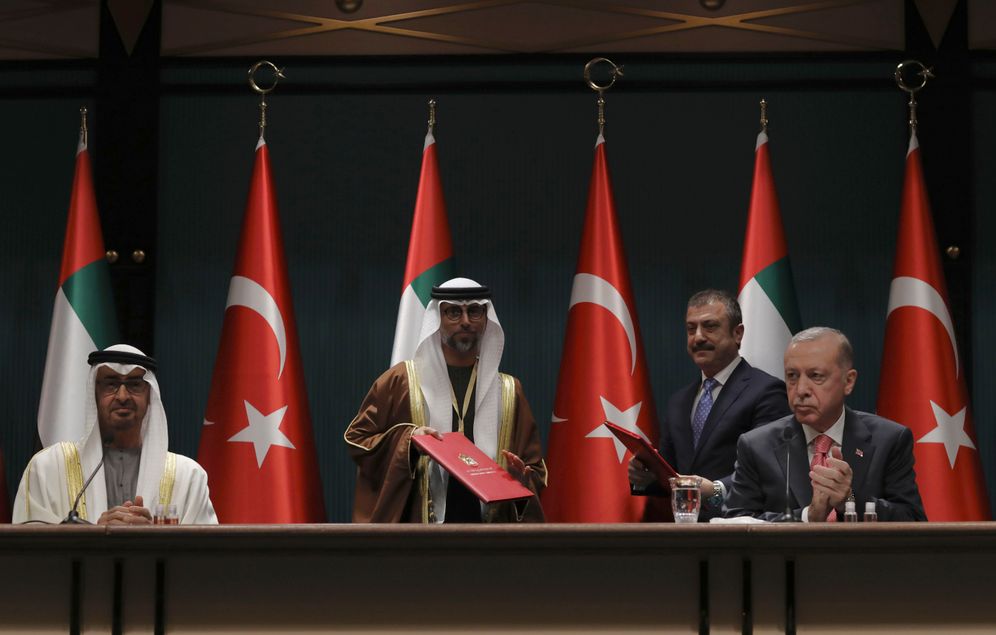 (AP Photo/Burhan Ozbilici, File) رجب طيب أردوغان ومحمد بن زايد