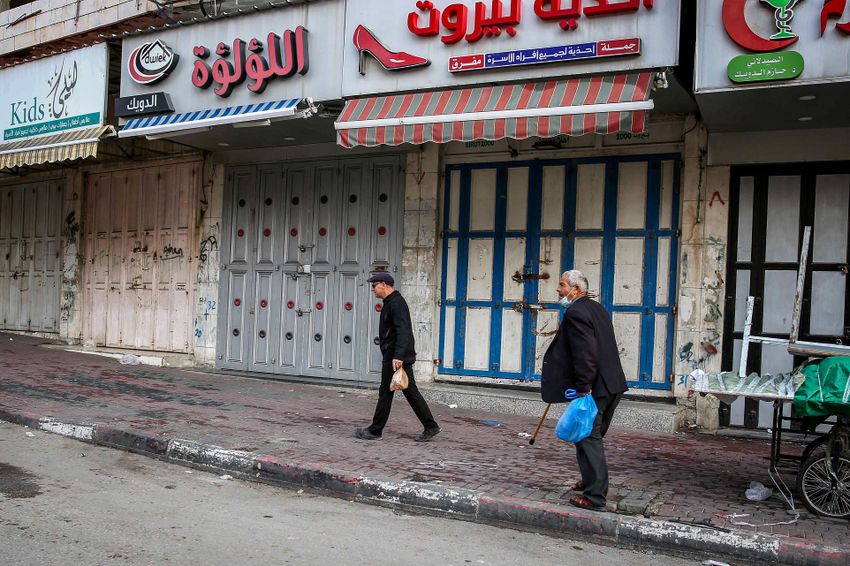 Des Palestiniens dans la ville de Hébron en Cisjordanie le 27 novembre 2020, lors d'un confinement