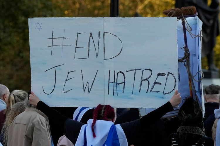 FILE - An Israeli supporter holds up a placard saying 'End Jew Hatred' as she takes part in a protest against antisemitism and in support of Israeli hostages, held in Trafalgar Square, London, UK.