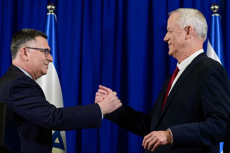Gideon Saar et Benny Gantz tiennent une conférence de presse annonçant la fusion de leurs partis en vue des prochaines élections, à Ramat Gan, le 10 juillet 2022.