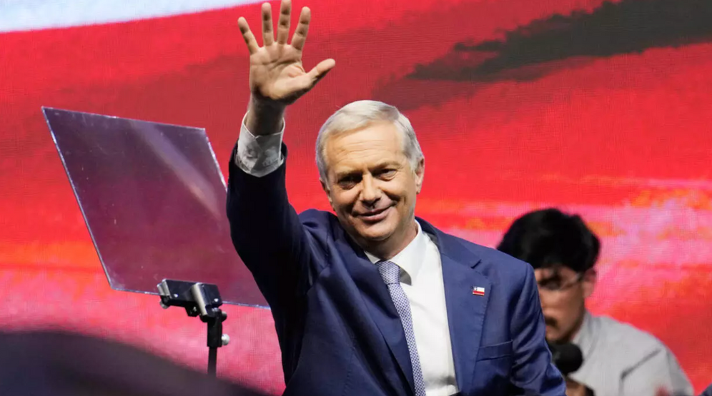 Le candidat José Antonio Kast du Parti républicain célèbre sa victoire à la présidentielle à Santiago du Chili, le 14 décembre 2025