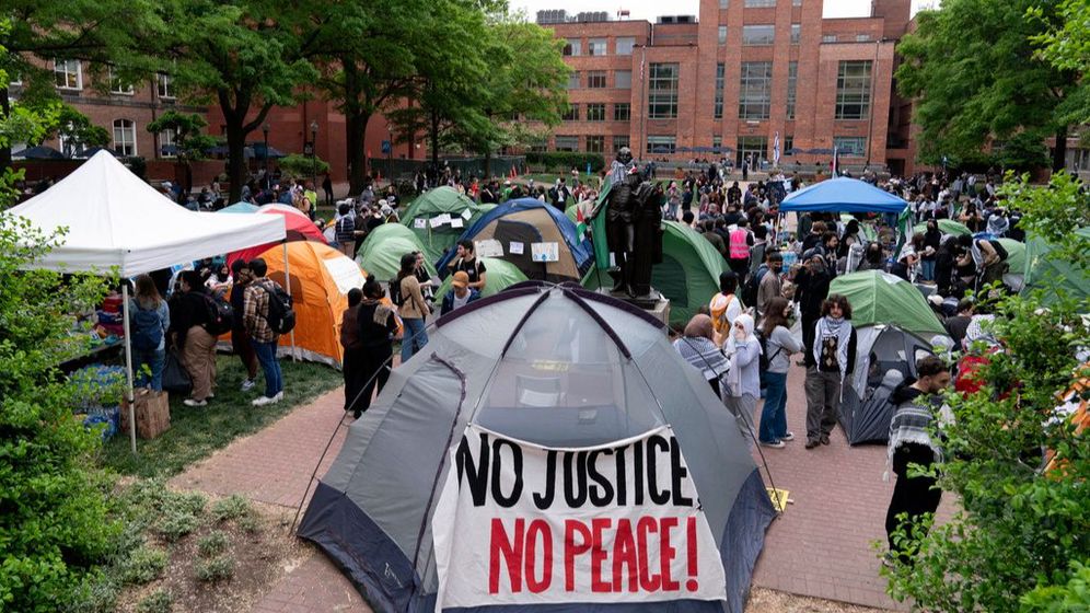 George Washington University students set tents in the campus during a pro-Palestinians protests over the Israel-Gaza цar, April 25, 2024, in Washington.