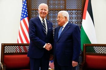 Le président palestinien Mahmoud Abbas et le président américain Joe Biden se serrent la main dans la ville de Bethléem en Cisjordanie, le vendredi 15 juillet 2022