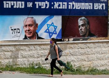 Affiche électorale représentant Benyamin Netanyahou (à gauche) et le chef du parti Yesh Atid, Yair Lapid, à Jérusalem le 22 mars 2021