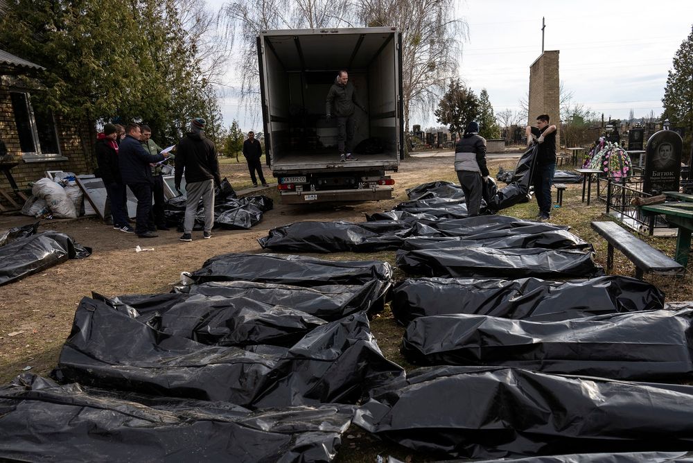 Les cadavres de civils tués à Boutcha à la périphérie de Kiev, en Ukraine, le 6 avril 2022